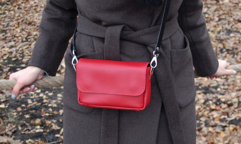Модные тенденции: красная женская сумка